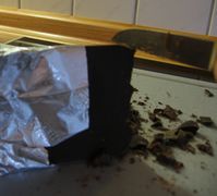 Die Schokolade mit einem Messer schneiden.