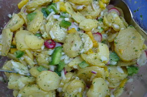 Kartoffelsalat mit frischem Gemüse