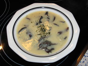 Asiatische Suppe mit Glasnudeln und Pilzen