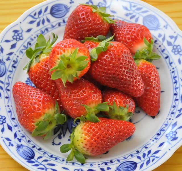 Datei:Erdbeeren-CTH.JPG