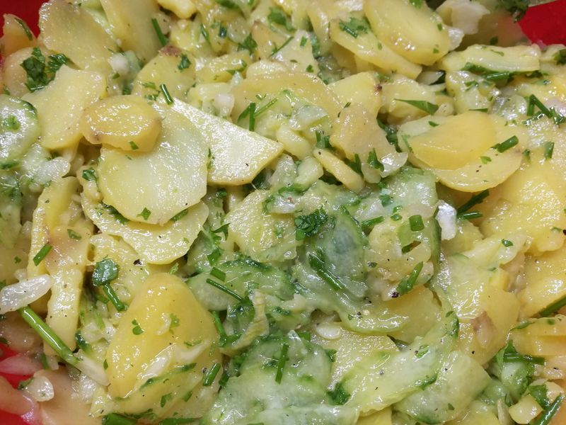 Datei:Schwaebischer Kartoffelsalat mit Gurken.jpg