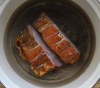 Fleischstücke in kaltem Wasser aufsetzen