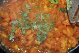 Tomaten und Basilikum in der Pfanne