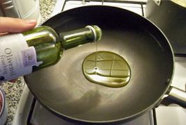 ... Olivenöl in einer hohen Pfanne erhitzen ...