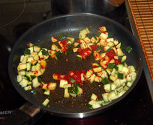 Die Zucchiniwürfel anbraten, tomatisieren und
