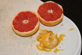 Die Schale der Orange (hier eine Blutorange) abreiben und zum Auspressen halbieren