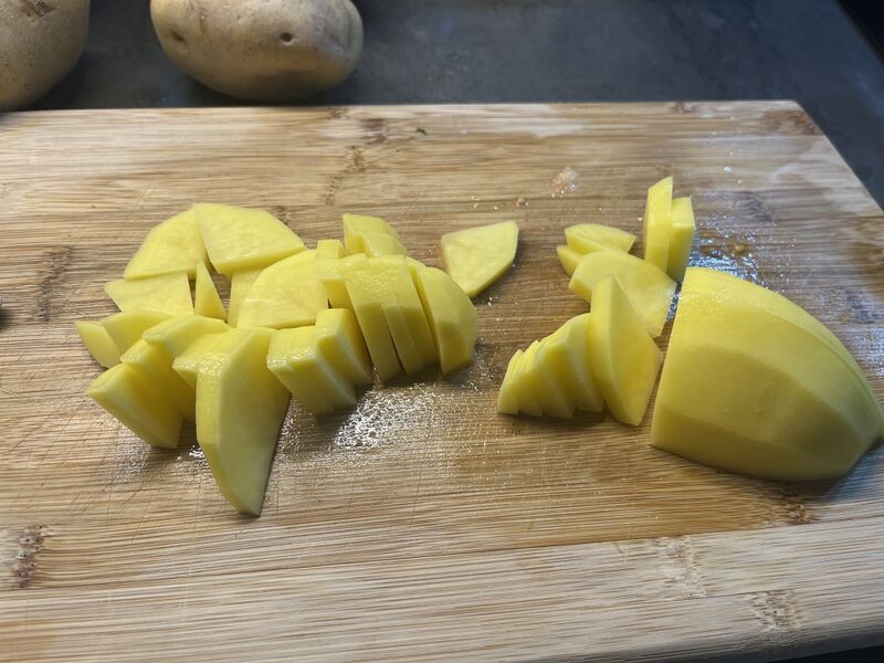 Datei:Kartoffelsalat mit Mascarpone Kartoffeln schneiden.jpg