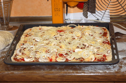 Pizza Mit Hackfleischsauce, Zwiebeln, Pilzen Und Tomaten – Koch-Wiki