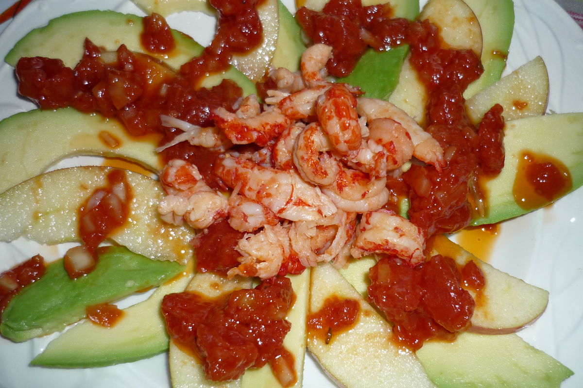 Avocado-Apfel-Carpaccio mit Tomatenvinaigrette und Flusskrebsen – Koch-Wiki