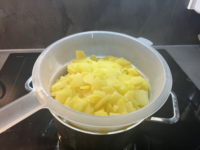 Datei:Kartoffelsalat mit Mascarpone Kartoffeln abdampfen.jpg