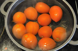 Tomaten, überbrüht, ein paar sind schon aufgeplatzt