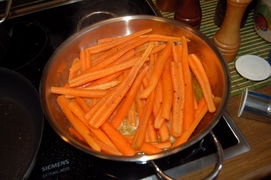 die Karotten werden in Butter angeschwitzt und gewürzt