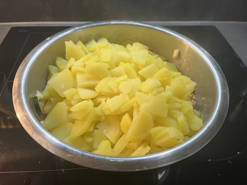 Datei:Kartoffelsalat mit Mascarpone Kartoffeln unterheben.jpg