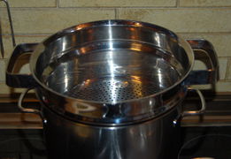 Das Wasser in einem Topf mit Dampfeinsatz zum Kochen bringen