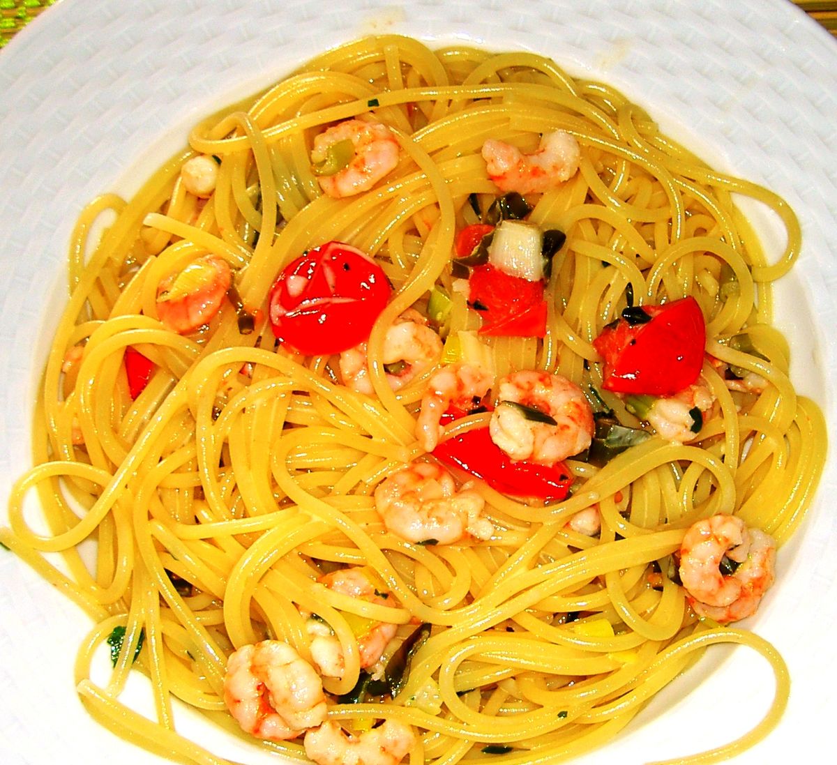 1200px-Spaghetti_mit_Zitronensahne_und_Garnelen-01.jpg