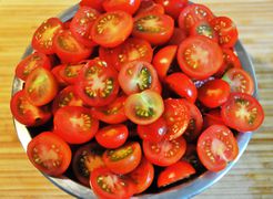 Halbierte Party-Tomaten