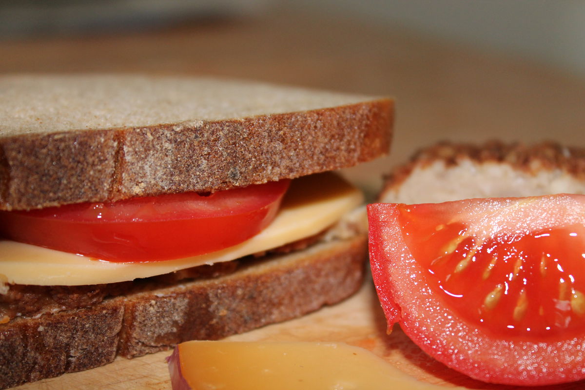 Tomaten-Käse-Brot mit Frikadelle – Koch-Wiki