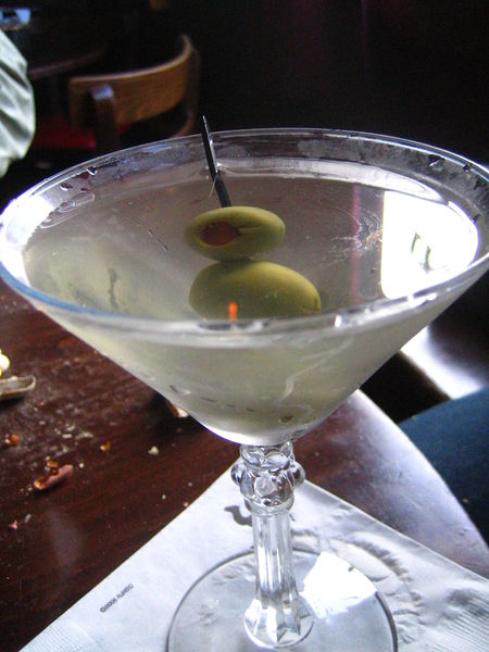 Datei:Betsy's usual (Dirty Martini).jpg