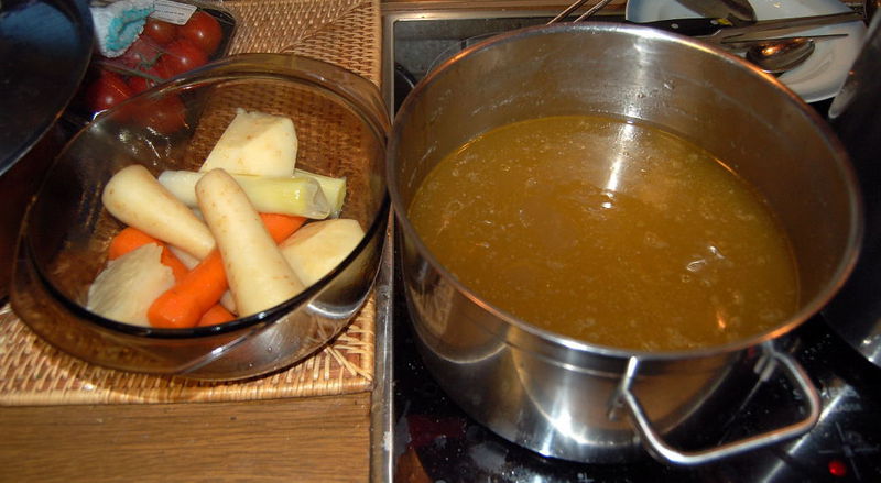 Datei:Passierte Hühnersuppe und gares Suppengemüse.jpg