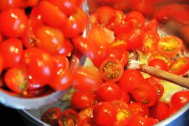 Tomaten auf dem Weg in den Topf