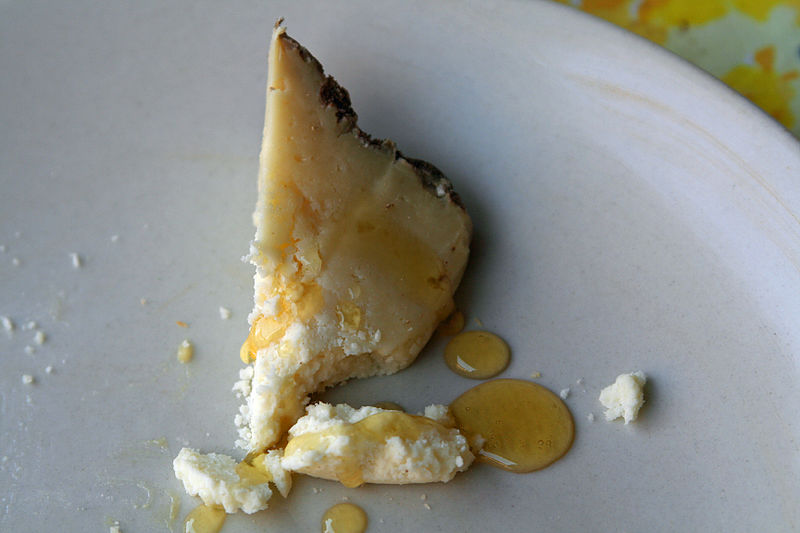 Datei:Castelmagno with truffle honey.jpg