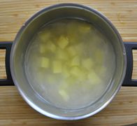 Kartoffeln in kaltem Salzwasser aufsetzen